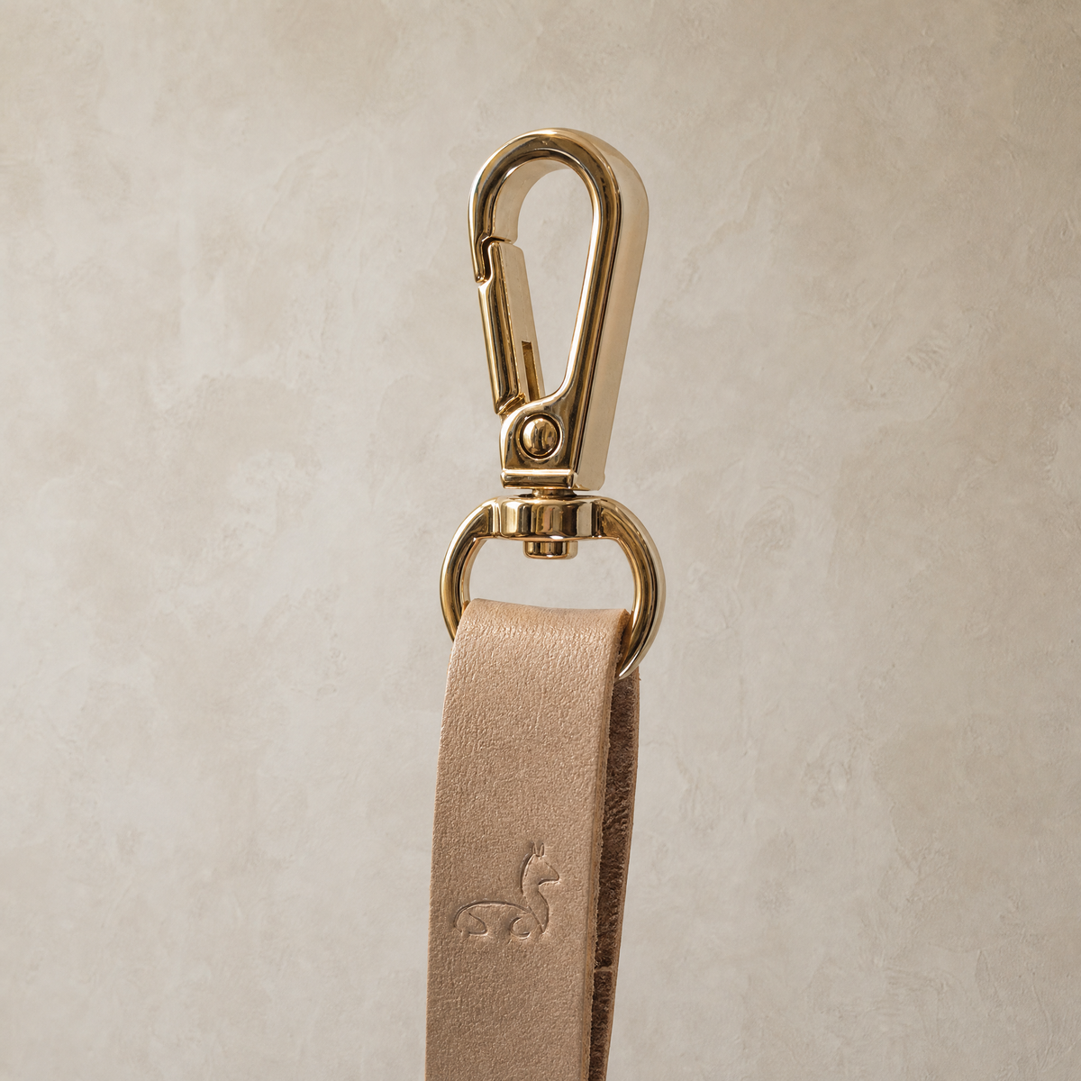 Alpaca Gold Standard leather strap and golden lobster clasp detail