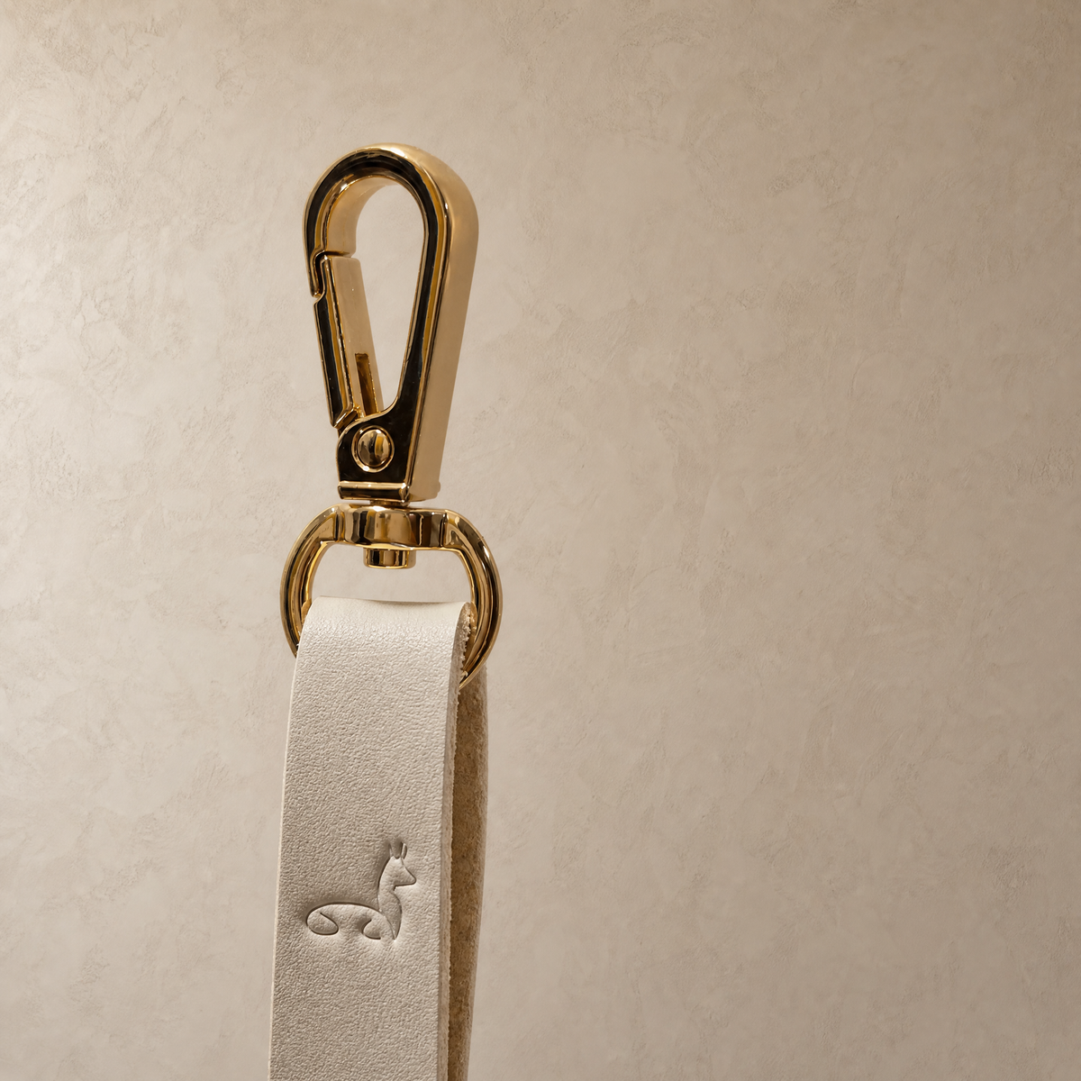 Alpaca Gold Standard leather strap and golden lobster clasp detail